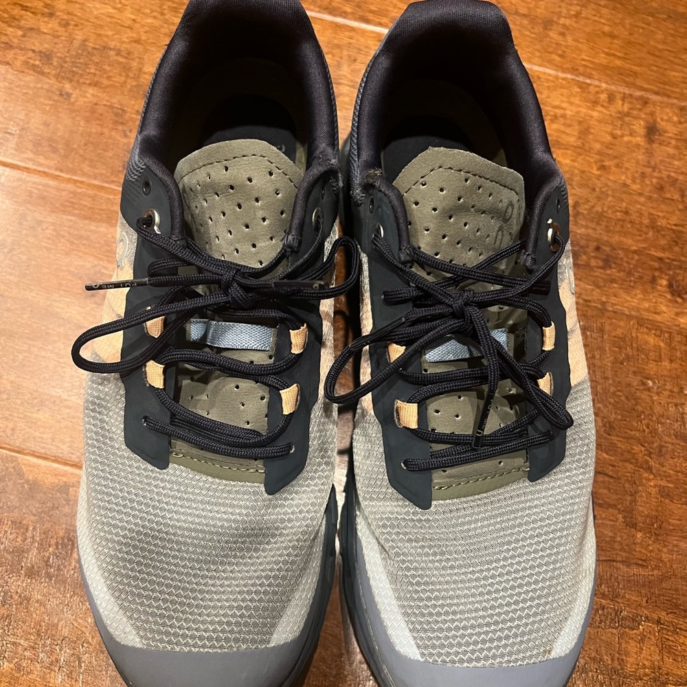 On Clouds Men's Athletic Shoes in Gray and Black